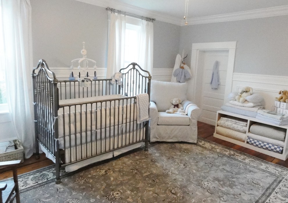 Стильный дизайн: нейтральная комната для малыша среднего размера в классическом стиле с серыми стенами и паркетным полом среднего тона - последний тренд