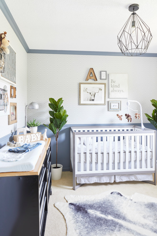 На фото: комната для малыша в стиле неоклассика (современная классика) с синими стенами, ковровым покрытием и бежевым полом для мальчика