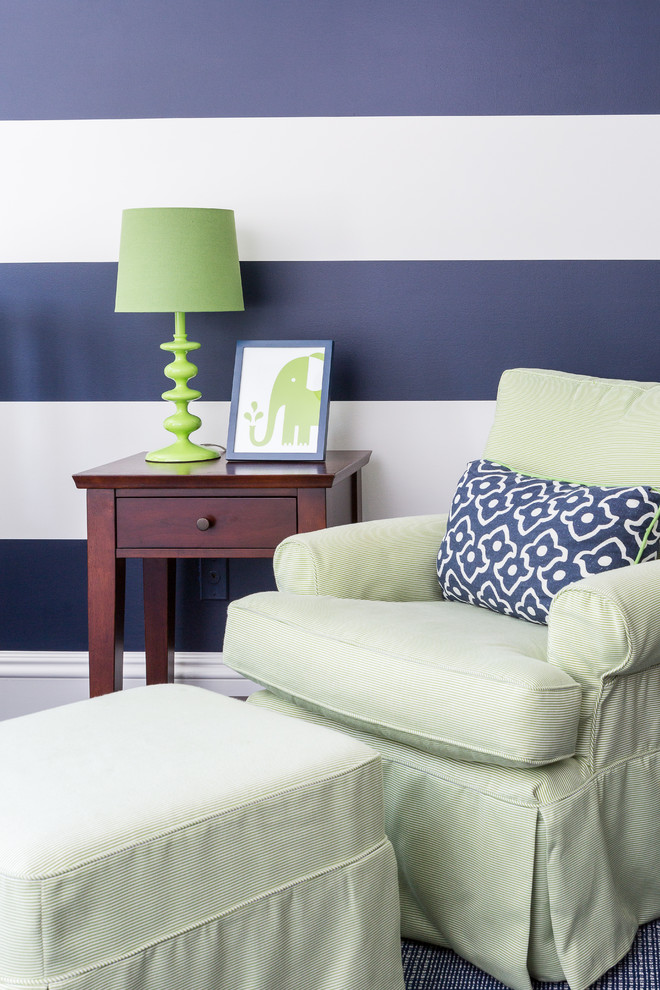 Imagen de habitación de bebé niño clásica renovada de tamaño medio con paredes azules y moqueta