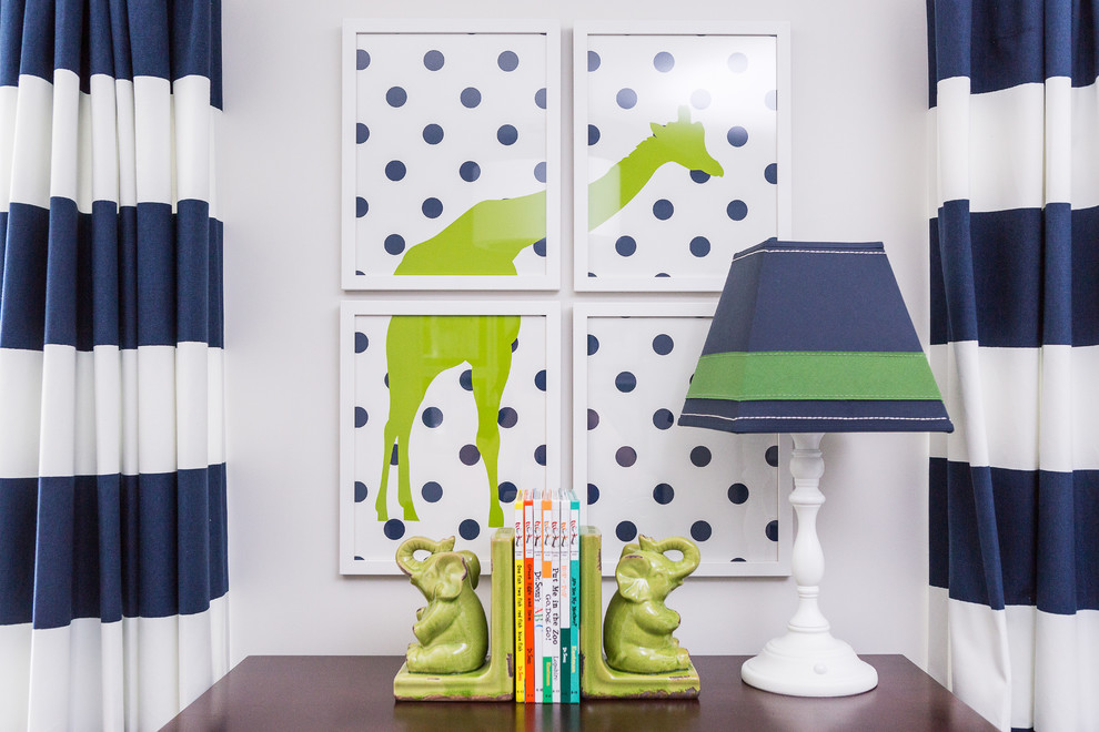 Réalisation d'une chambre de bébé garçon tradition de taille moyenne avec un mur bleu et moquette.