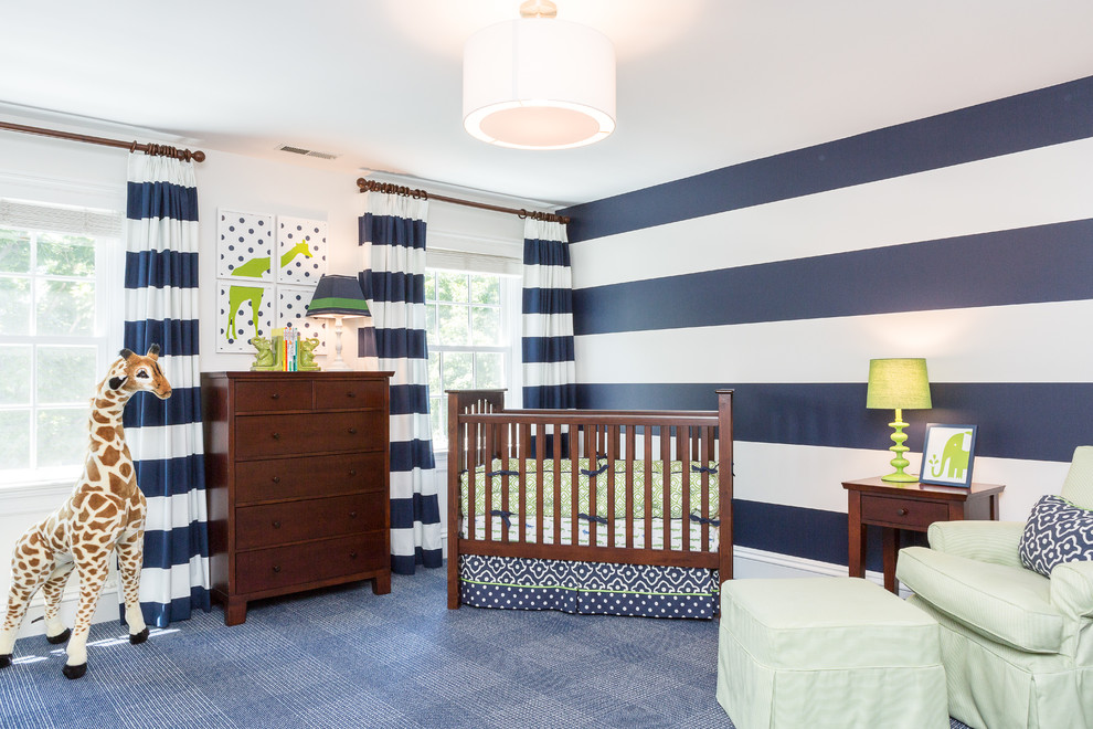 Idées déco pour une chambre de bébé garçon classique de taille moyenne avec un mur bleu et moquette.