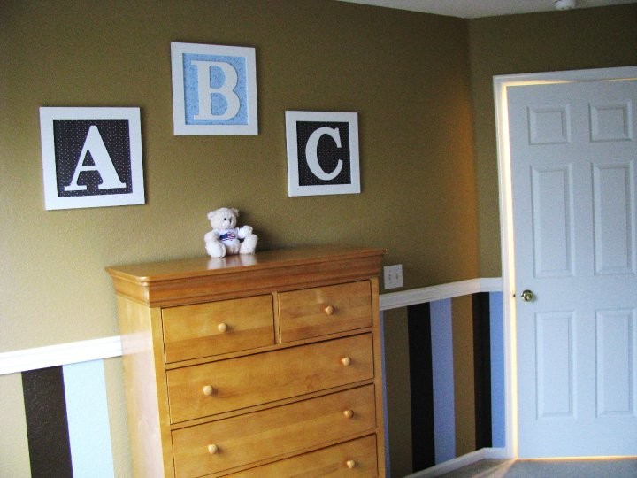 Inspiration pour une petite chambre de bébé garçon minimaliste avec un mur beige et moquette.