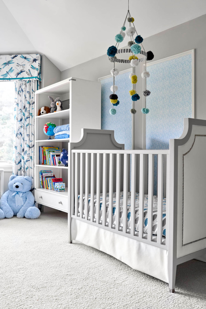 Neutrales Klassisches Babyzimmer mit grauer Wandfarbe, Teppichboden und weißem Boden in Minneapolis