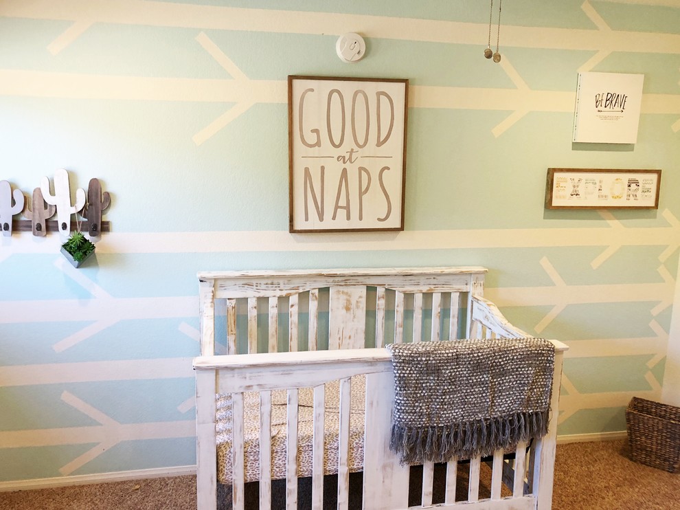 Cette photo montre une chambre de bébé garçon tendance de taille moyenne avec un mur bleu, moquette et un sol beige.