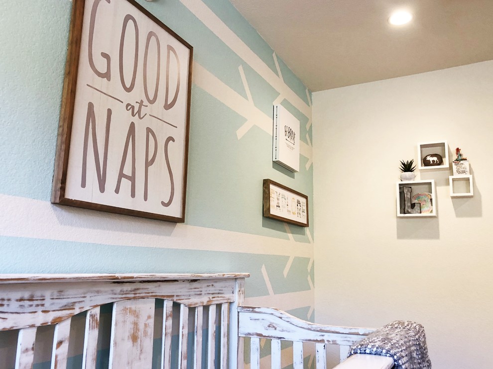 Ispirazione per una cameretta per neonato design di medie dimensioni con pareti blu, moquette e pavimento beige