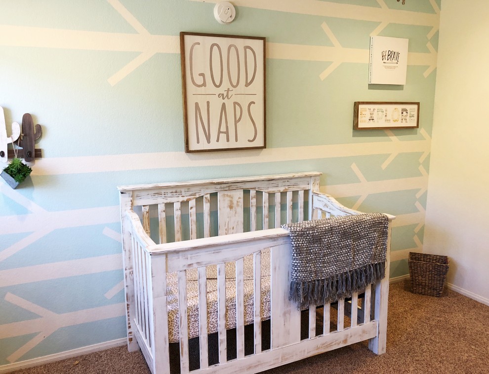 Esempio di una cameretta per neonato minimal di medie dimensioni con pareti blu, moquette e pavimento beige