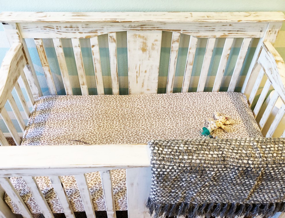 Exemple d'une chambre de bébé garçon tendance de taille moyenne avec un mur bleu, moquette et un sol beige.