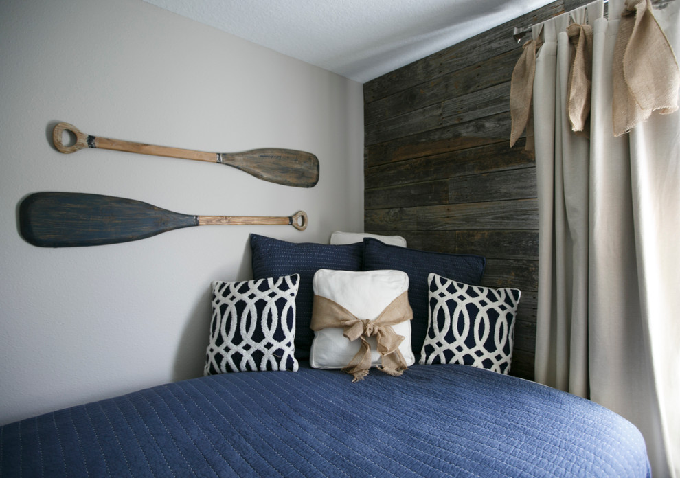 Foto di una cameretta per neonati neutra stile marinaro di medie dimensioni con pareti bianche e moquette