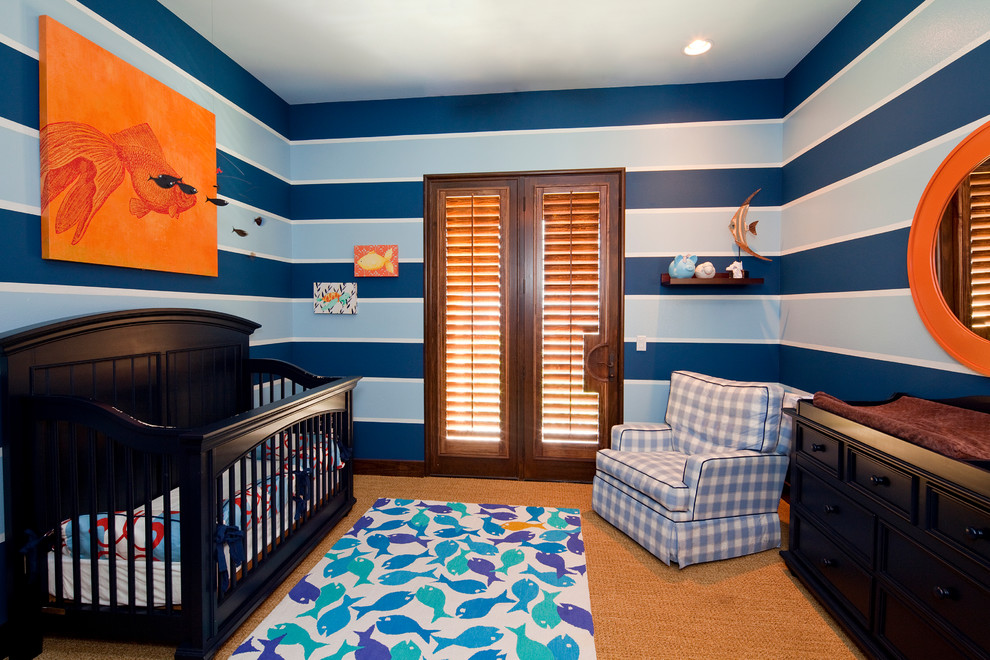 Cette image montre une chambre de bébé garçon traditionnelle avec un mur bleu et moquette.