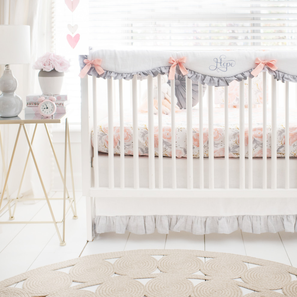 Cette photo montre une chambre de bébé fille romantique.
