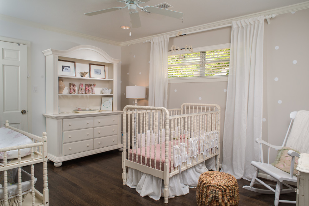 На фото: комната для малыша среднего размера в классическом стиле с бежевыми стенами, темным паркетным полом и коричневым полом для девочки