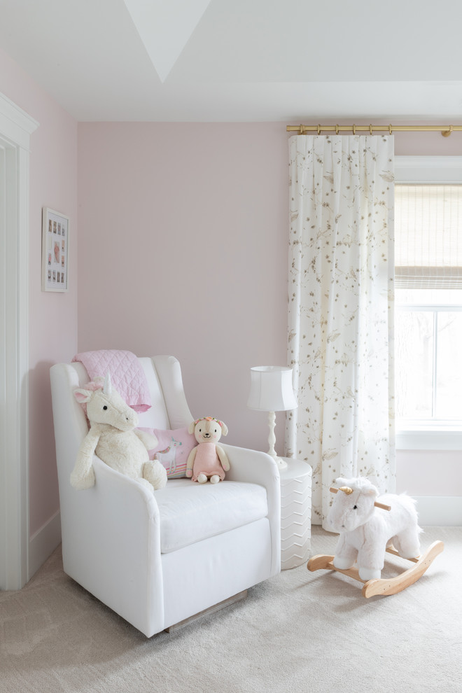Стильный дизайн: большая комната для малыша в стиле кантри с розовыми стенами, ковровым покрытием и белым полом для девочки - последний тренд