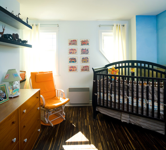 Réalisation d'une petite chambre de bébé garçon tradition avec un mur bleu.