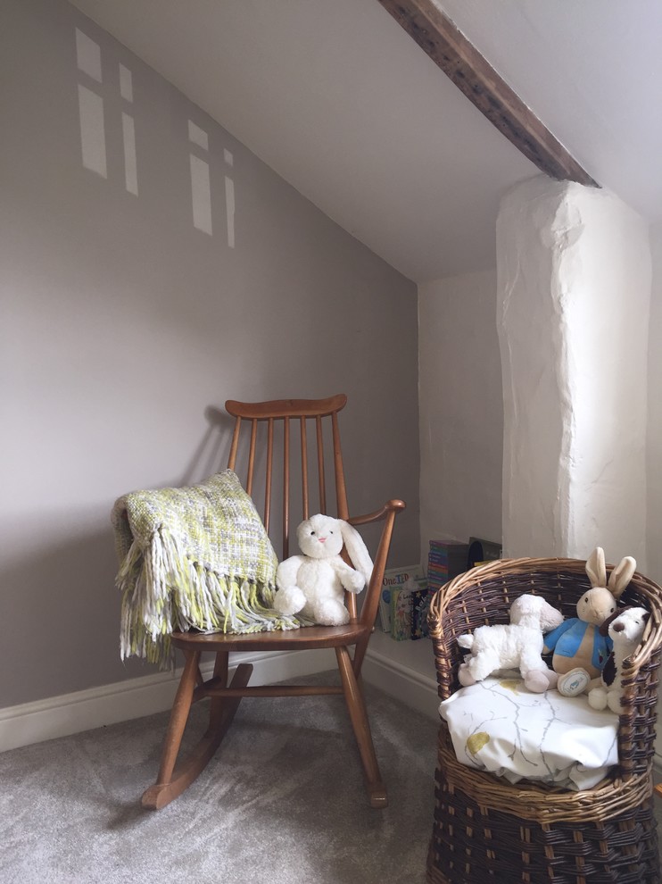 Réalisation d'une petite chambre de bébé neutre champêtre avec un mur jaune et moquette.