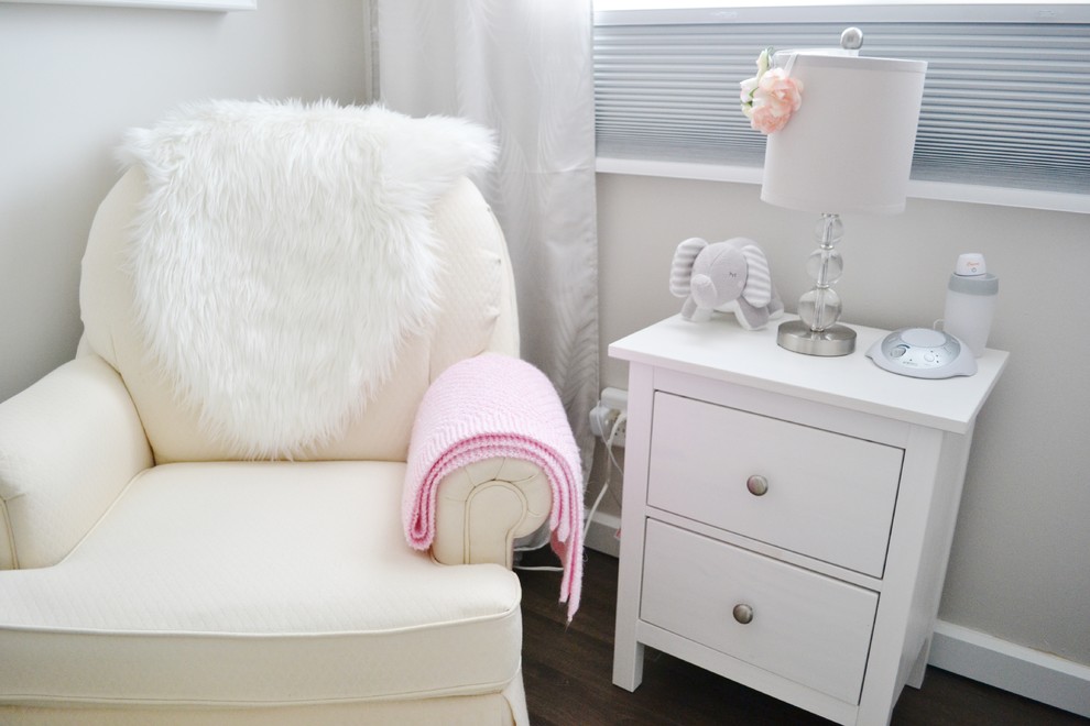 Aménagement d'une petite chambre de bébé fille classique avec un mur beige et sol en stratifié.