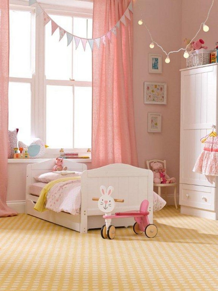 Immagine di una cameretta per neonati neutra costiera con pareti rosa e moquette