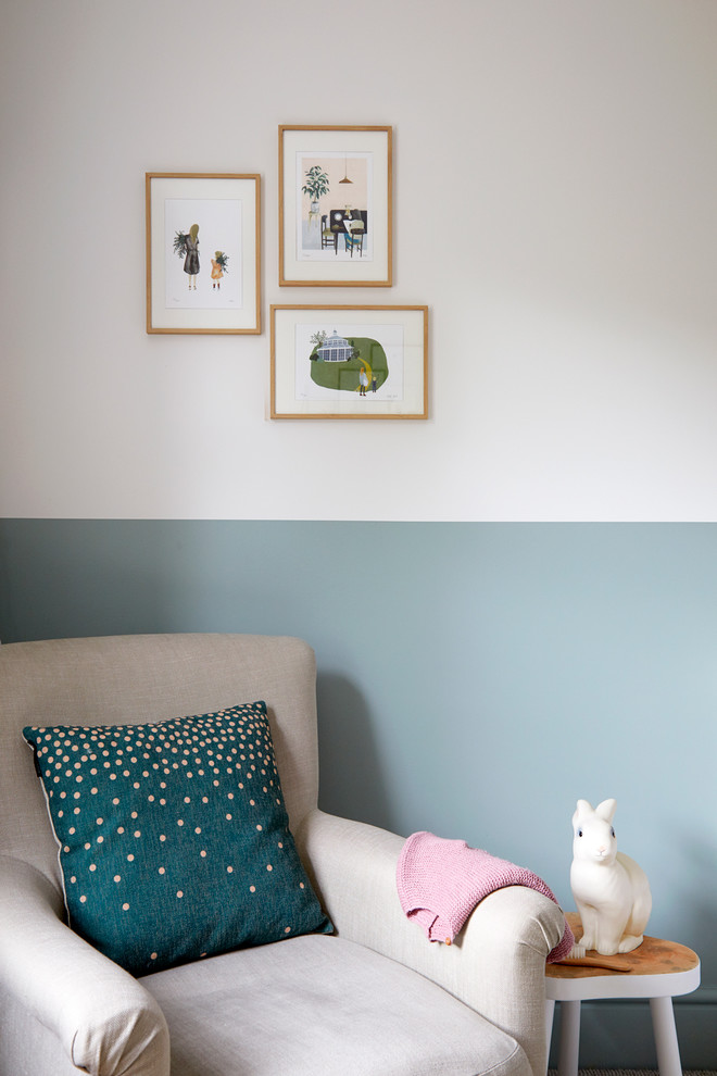 Стильный дизайн: нейтральная комната для малыша среднего размера в скандинавском стиле с синими стенами, ковровым покрытием и бежевым полом - последний тренд