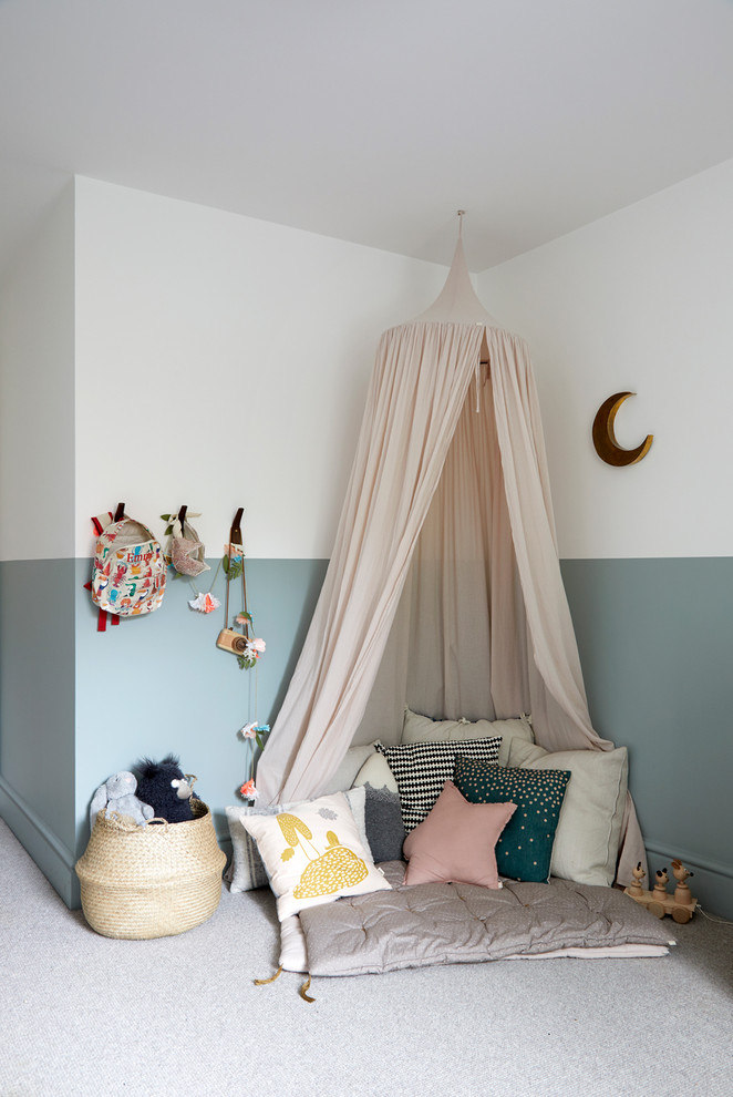 Modelo de habitación de bebé neutra nórdica de tamaño medio con paredes azules, moqueta y suelo beige