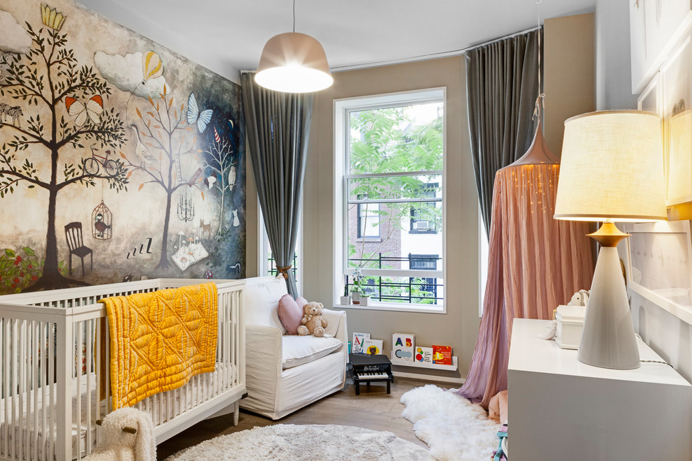 Ejemplo de habitación de bebé neutra clásica renovada con paredes beige, suelo de madera en tonos medios y suelo marrón