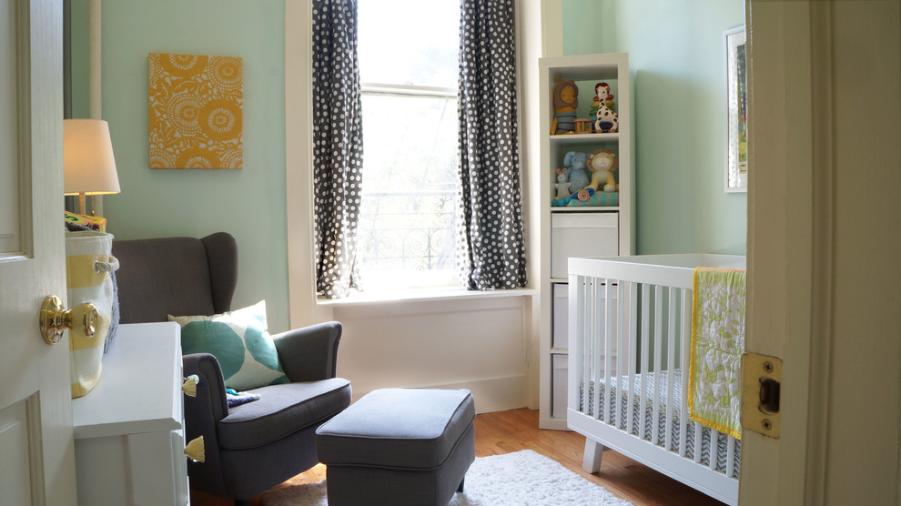 Cette image montre une chambre de bébé minimaliste.