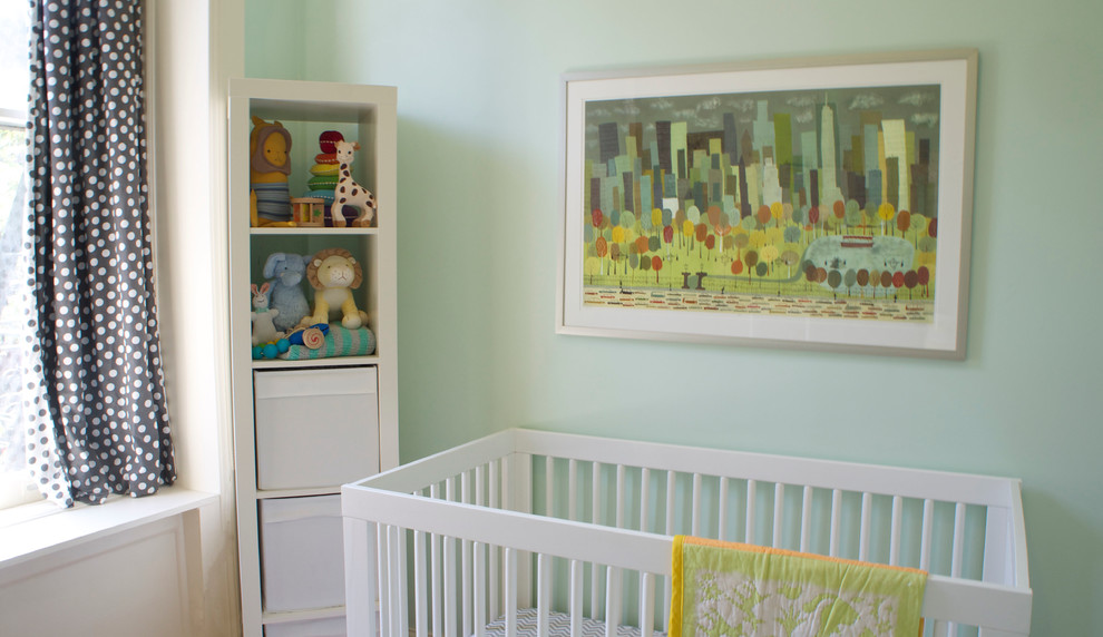 Cette image montre une chambre de bébé minimaliste.