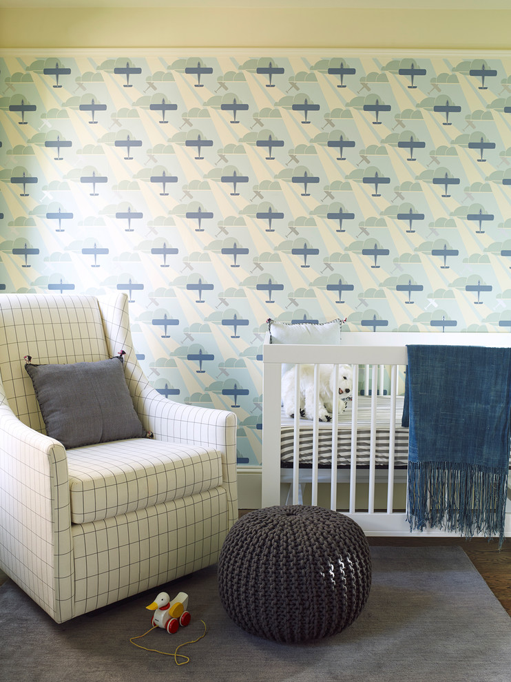 Immagine di una cameretta per neonato tradizionale di medie dimensioni con pareti blu, parquet scuro e pavimento marrone
