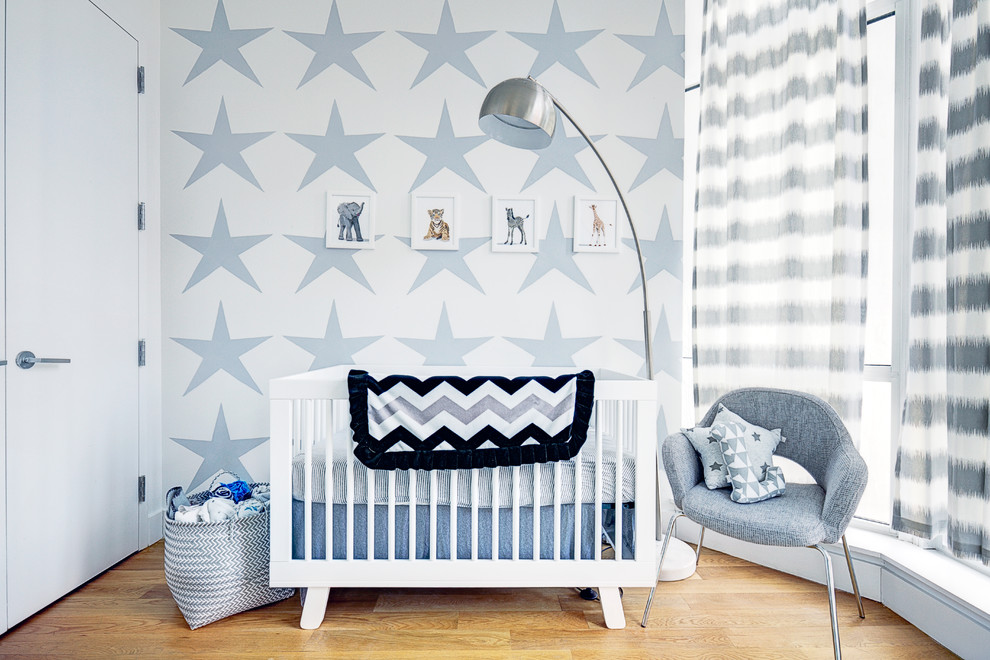 Ejemplo de habitación de bebé neutra clásica renovada de tamaño medio con paredes multicolor, suelo de madera en tonos medios y suelo marrón