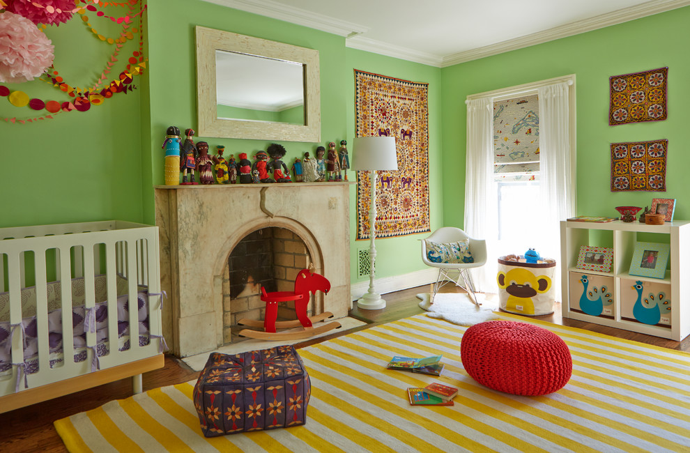 На фото: нейтральная комната для малыша в стиле неоклассика (современная классика) с зелеными стенами, паркетным полом среднего тона и разноцветным полом