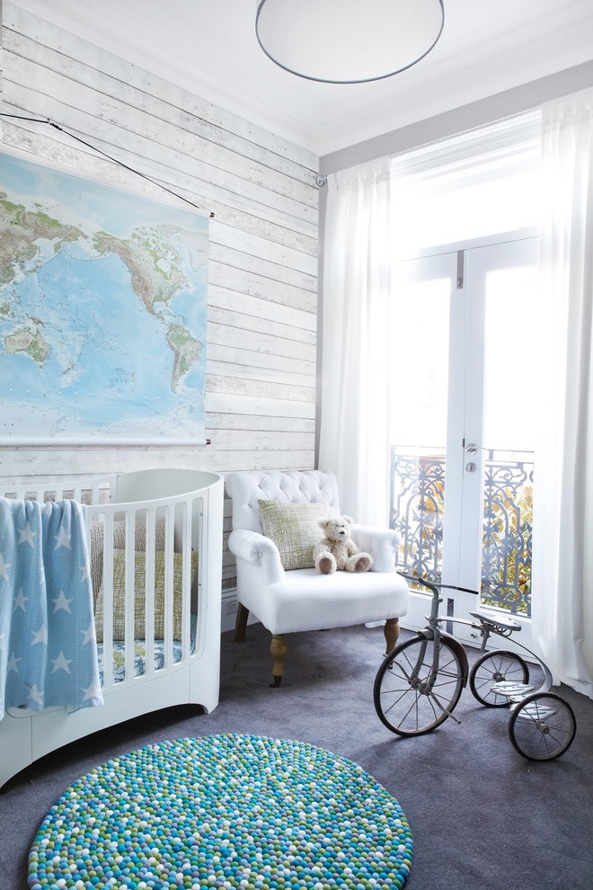 Idées déco pour une chambre de bébé neutre classique de taille moyenne avec un mur gris, moquette et un sol gris.