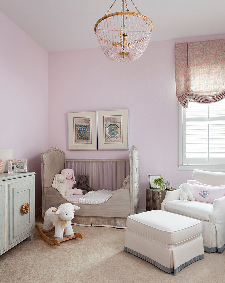 Idée de décoration pour une petite chambre de bébé fille tradition avec un mur rose et moquette.