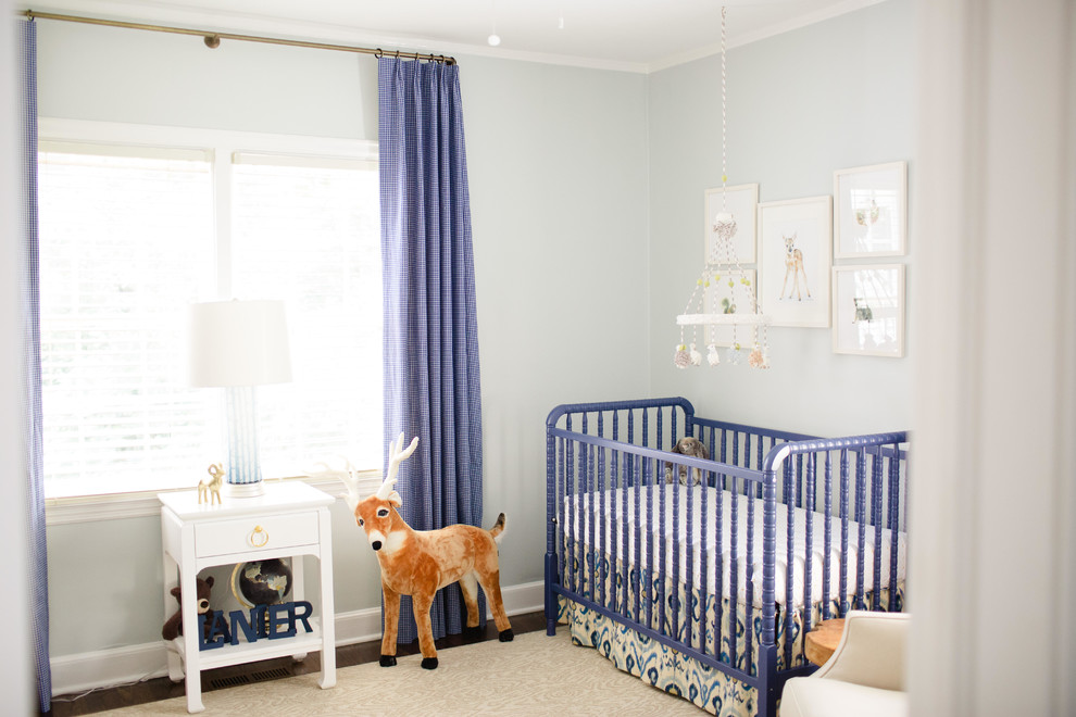 Idéer för små vintage babyrum, med blå väggar och heltäckningsmatta