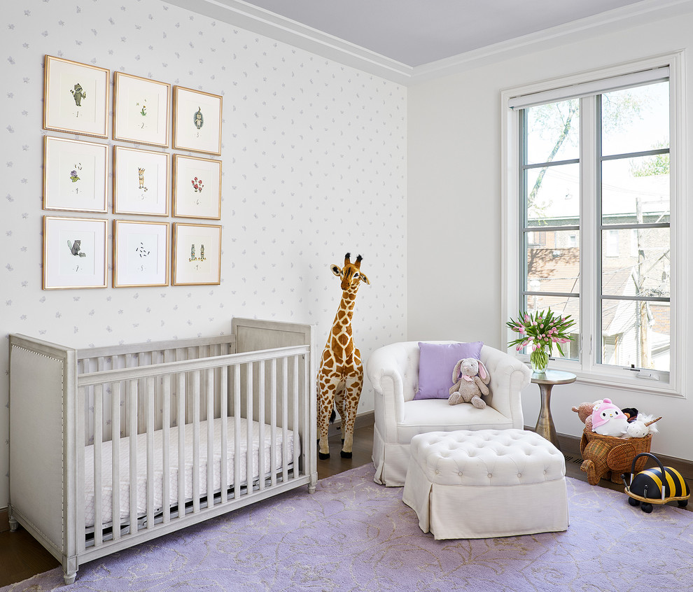 Réalisation d'une chambre de bébé neutre tradition avec un mur gris, parquet foncé et un sol marron.