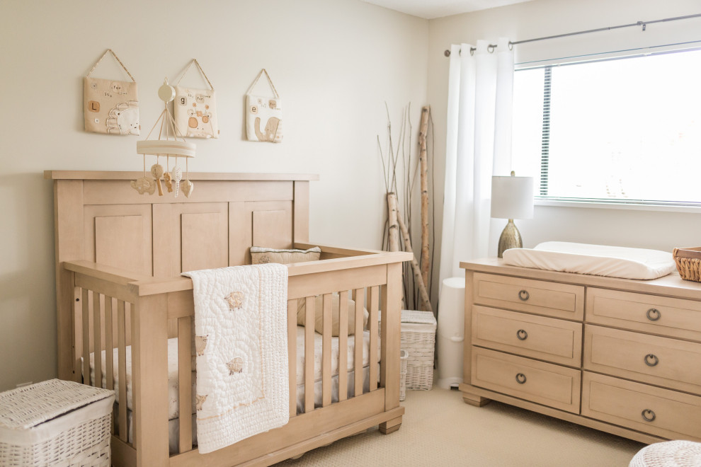 Imagen de habitación de bebé neutra rústica de tamaño medio con paredes beige, moqueta y suelo beige