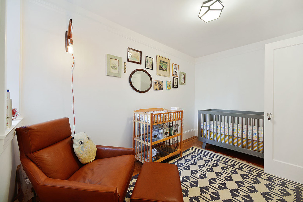 На фото: нейтральная комната для малыша среднего размера в стиле неоклассика (современная классика) с белыми стенами, светлым паркетным полом и бежевым полом с