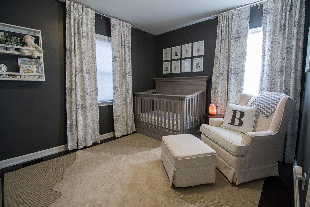 Immagine di una cameretta per neonati neutra chic di medie dimensioni con pareti grigie, parquet scuro e pavimento marrone