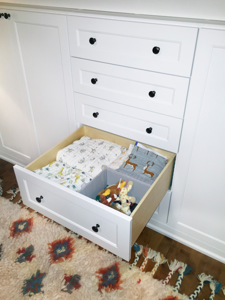 Foto de habitación de bebé niño tradicional renovada de tamaño medio con paredes azules y suelo de madera oscura