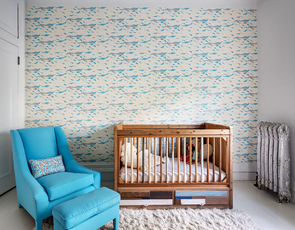 Idée de décoration pour une chambre de bébé neutre tradition avec un mur blanc, parquet peint et un sol blanc.