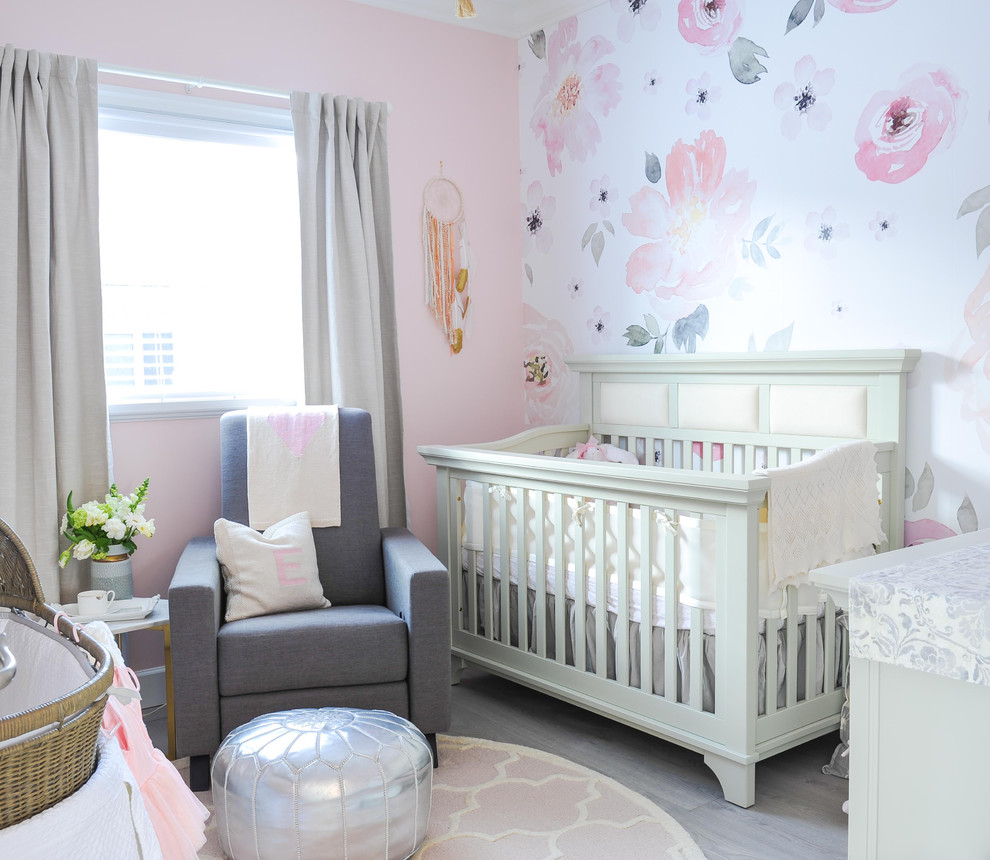 Exemple d'une chambre de bébé fille chic avec un mur rose, sol en stratifié et un sol gris.