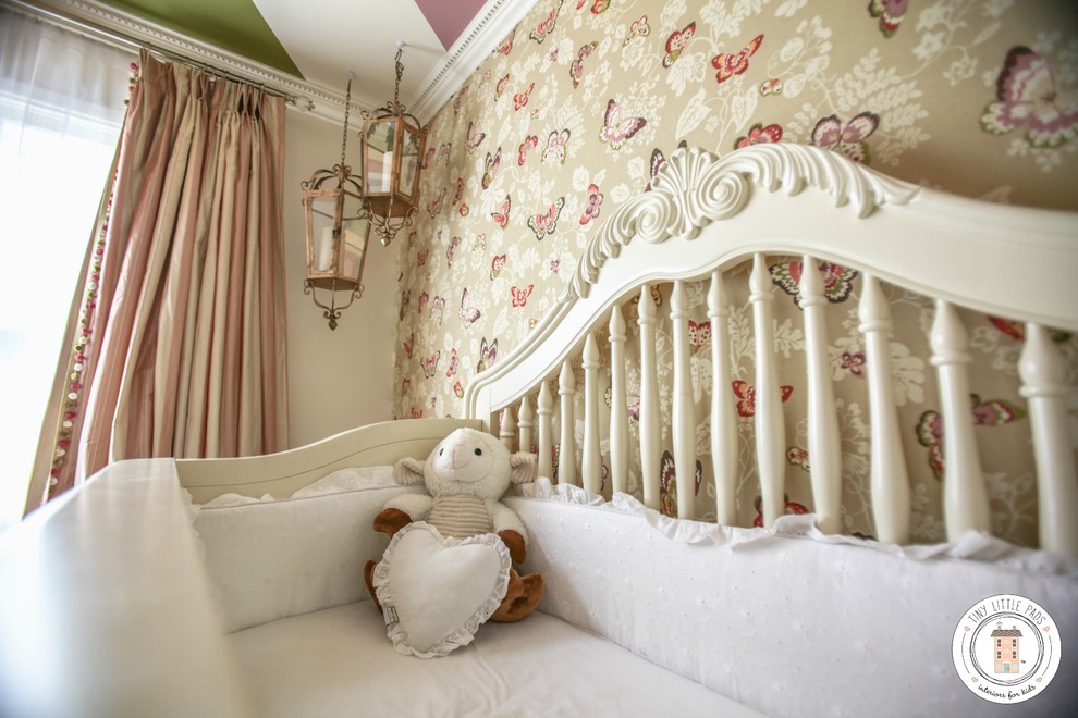 Idées déco pour une chambre de bébé fille victorienne de taille moyenne avec un mur rose et parquet foncé.