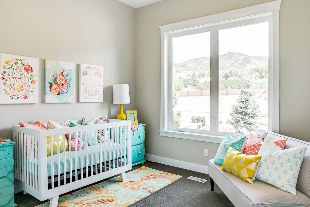 Réalisation d'une chambre de bébé neutre tradition avec un mur beige, moquette et un sol gris.