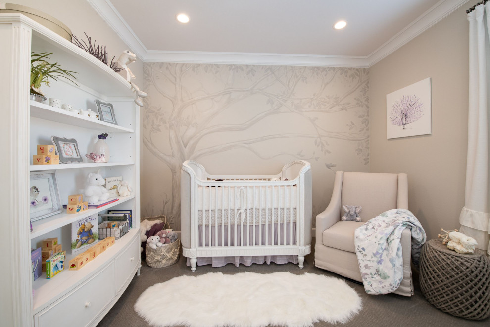 Modelo de habitación de bebé niña clásica renovada con paredes beige, moqueta y suelo gris