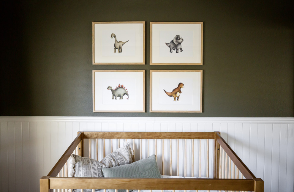 Modelo de habitación de bebé niño clásica renovada pequeña con paredes verdes