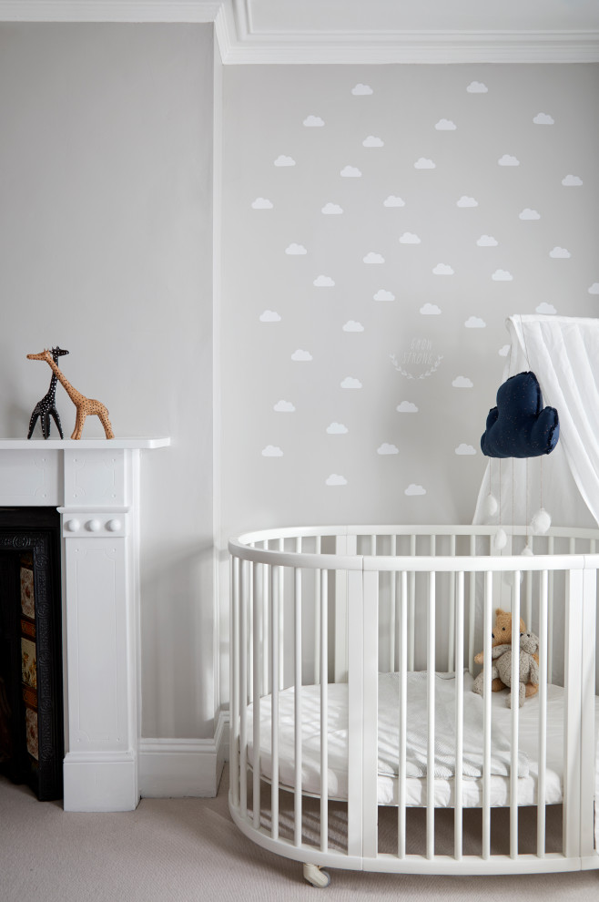 Ispirazione per una cameretta per neonati neutra minimal di medie dimensioni con pareti grigie, moquette e pavimento beige