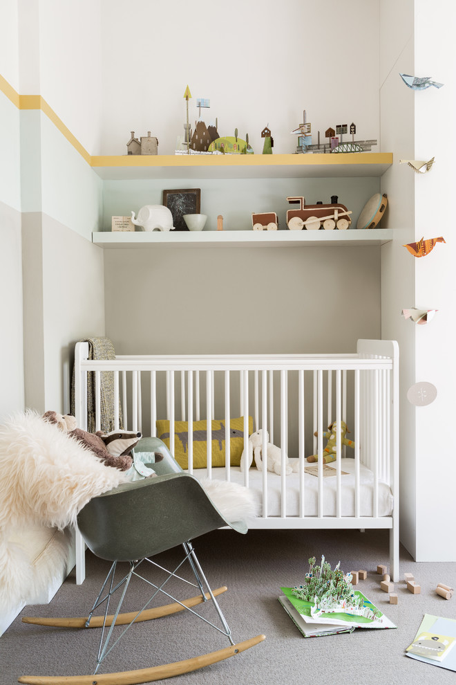 Ejemplo de habitación de bebé clásica con suelo gris