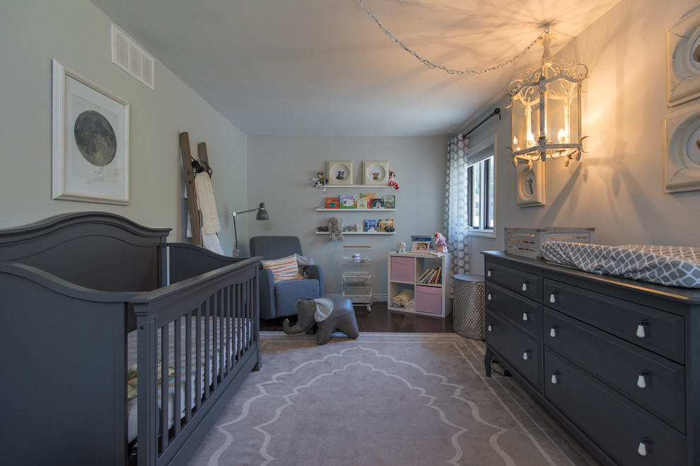 Mittelgroßes, Neutrales Klassisches Babyzimmer mit grauer Wandfarbe, dunklem Holzboden und braunem Boden in Toronto