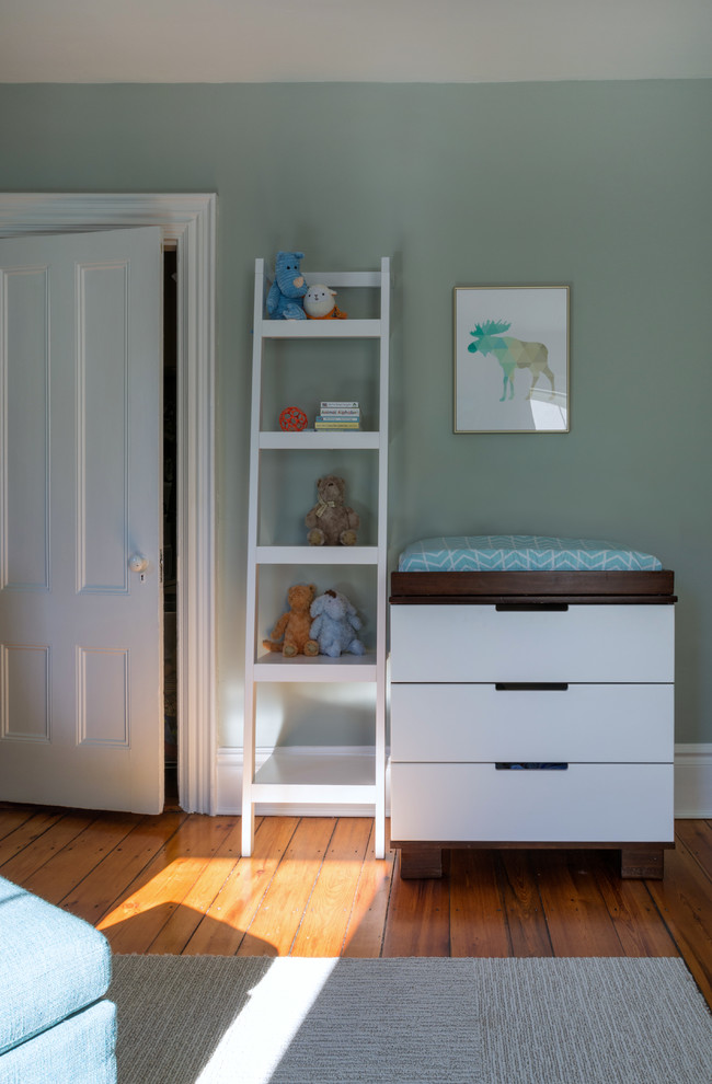 Idee per una cameretta per neonati neutra minimalista con pareti blu e pavimento in legno massello medio