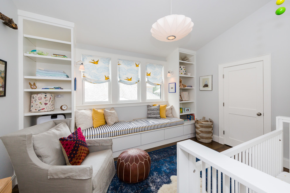На фото: нейтральная комната для малыша среднего размера в стиле неоклассика (современная классика) с серыми стенами, паркетным полом среднего тона и коричневым полом