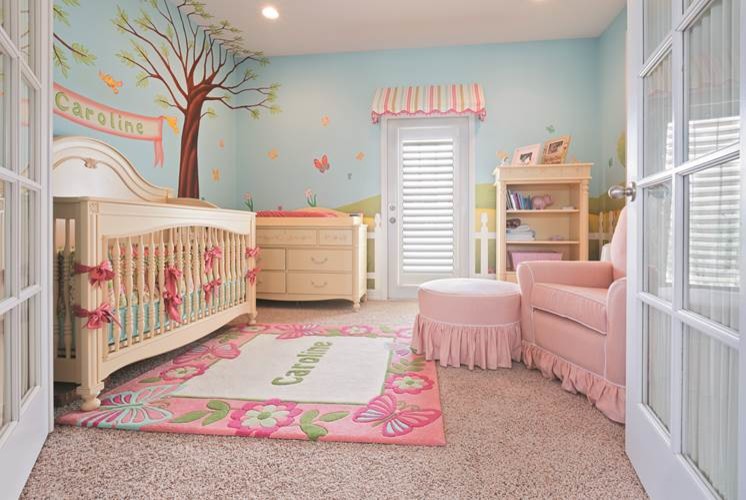 Imagen de habitación de bebé niña tradicional con paredes azules y moqueta