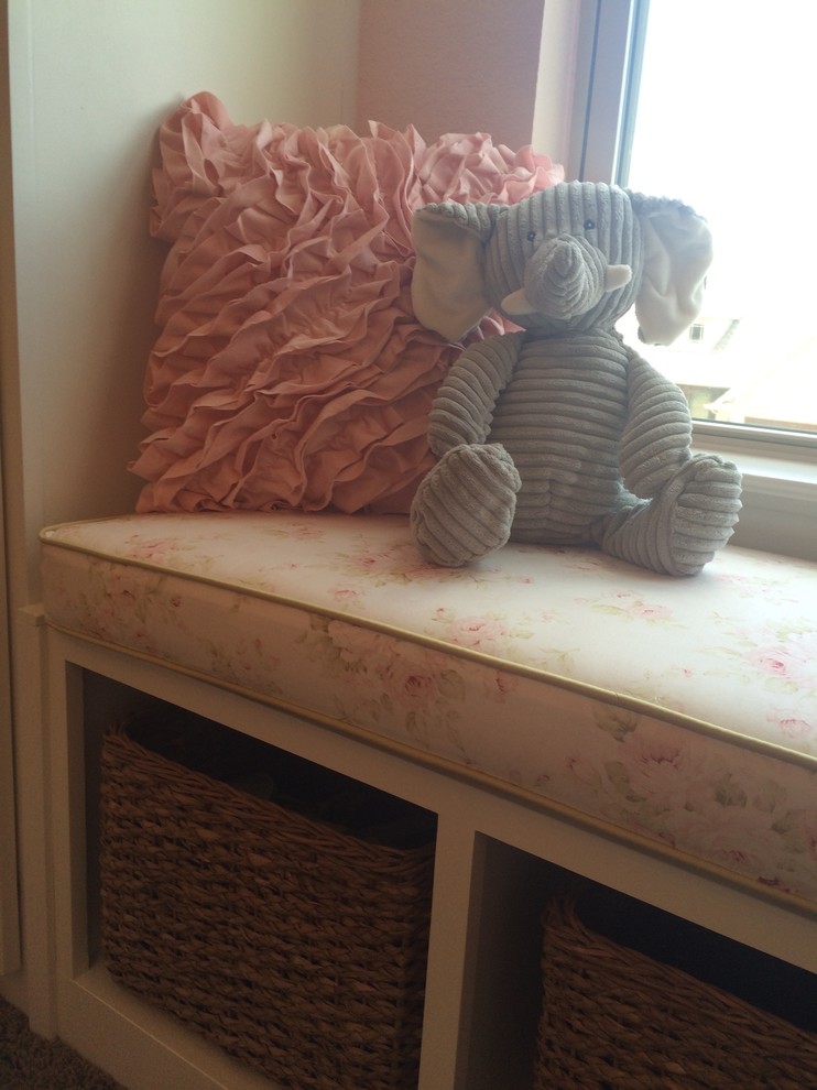 Идея дизайна: комната для малыша среднего размера в классическом стиле с розовыми стенами и ковровым покрытием для девочки