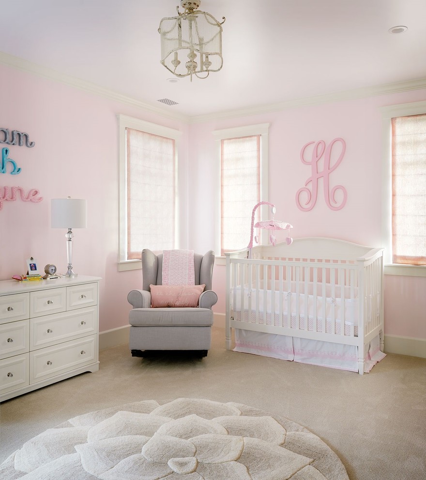 Пример оригинального дизайна: большая комната для малыша в стиле неоклассика (современная классика) с розовыми стенами, ковровым покрытием и бежевым полом для девочки